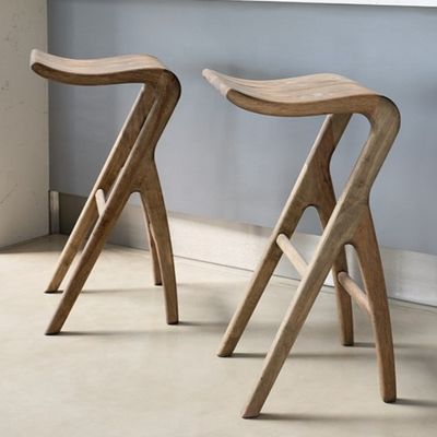 Специальное высокое барное кресло из массивного дерева, подходящее для различных барных или кухонных настроек