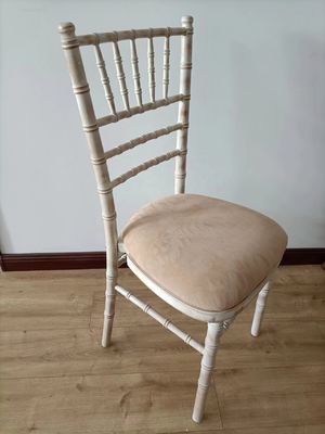 Домашняя мебель Почтовая упаковка Белая стирка Chiavari Стулья Деревянная свадьба Гостиница Банкет Складируемый стул с съемной подушкой