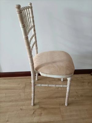 Домашняя мебель Почтовая упаковка Белая стирка Chiavari Стулья Деревянная свадьба Гостиница Банкет Складируемый стул с съемной подушкой