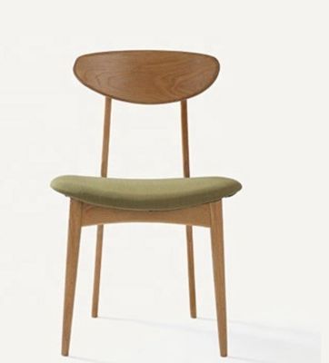 Добавьте к вашей столовой элементарность с помощью дискового стула из зеленого дуба