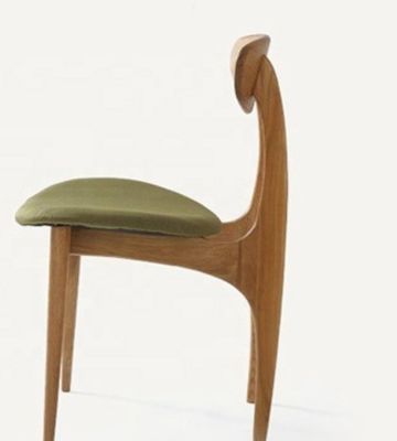 Добавьте к вашей столовой элементарность с помощью дискового стула из зеленого дуба