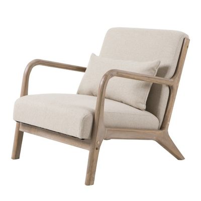 Современный диван в североевропейской гостиной с мягкой подлокотником и деревянной конструкцией