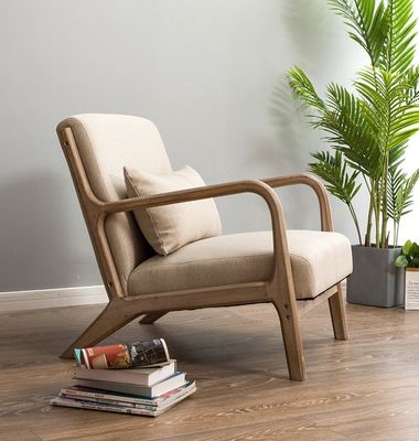 Современный диван в североевропейской гостиной с мягкой подлокотником и деревянной конструкцией