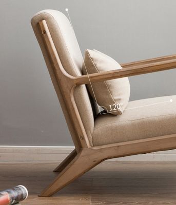 Современный диван в североевропейской гостиной с мягкой подлокотником и деревянной конструкцией