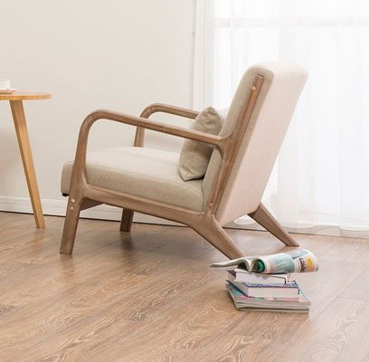 Современный диван в североевропейской гостиной с мягкой подлокотником и деревянной конструкцией