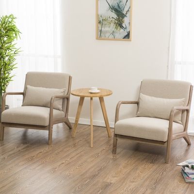 Современный диван в североевропейской гостиной с мягкой подлокотником и деревянной конструкцией