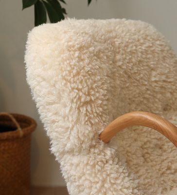 Подлокотник Нордическая гостиная Деревянный диван Стул для отдыха Массивное дерево Искусственная бараниная шерсть Диванный стул с подлокотником