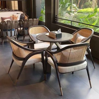 Устойчивый столовый стул из жёлтого дерева - идеальное сочетание прочности и стиля.