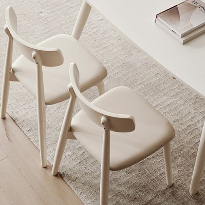 Стул в столовой в скандинавском стиле с ногами из твердого дерева и тканевым покрытием в нитролаке