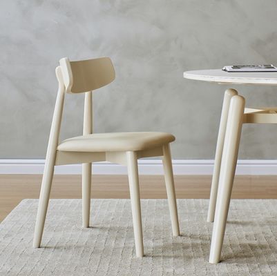 Стул в столовой в скандинавском стиле с ногами из твердого дерева и тканевым покрытием в нитролаке