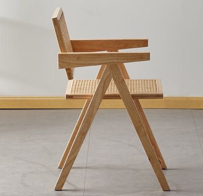 Современный столовый стул из ротана с плотной деревянной рамой в натуральном/ореховом цвете