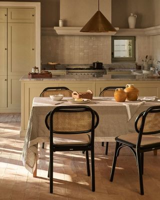 Стол для обеда в стиле винтаж в натуральном дереве с тканевым сиденьем и подложкой для спины из реального ротана W47*D51*H82.5CM