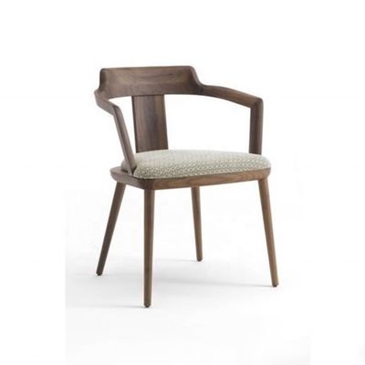 Стол для обеда в столовой в массивном дереве с подушкой и современным дизайном