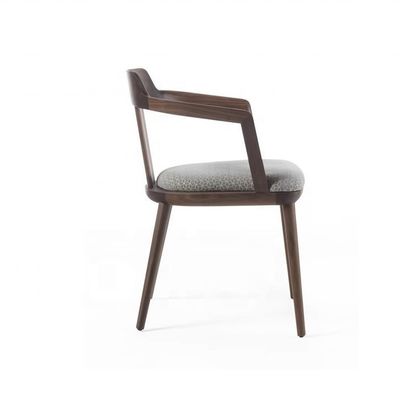 Стол для обеда в столовой в массивном дереве с подушкой и современным дизайном