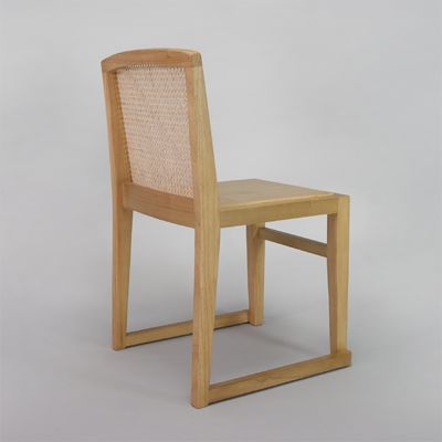 Современная подставляемая ратанная спинка твердое деревянное столовое кресло без складов идеально подходит для модернизации и реконструкции гостиничных ресторанов