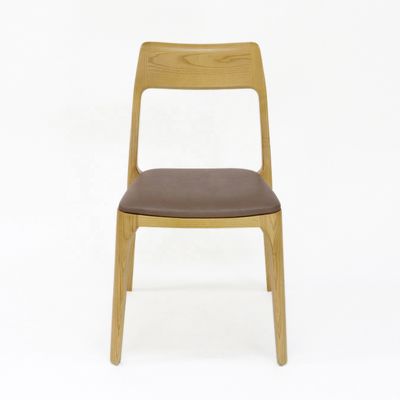 Скандинавская современная столовая Массивная деревянная рама Кожаная столовая Складируемый стул Вечный и классический дизайн