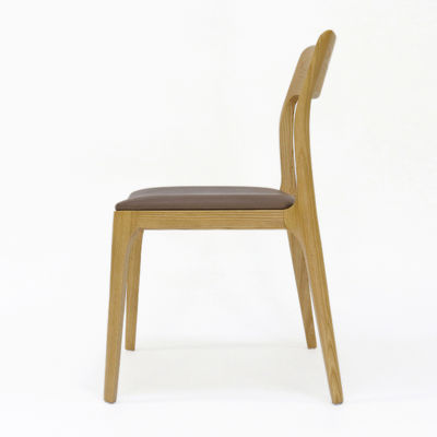 Скандинавская современная столовая Массивная деревянная рама Кожаная столовая Складируемый стул Вечный и классический дизайн