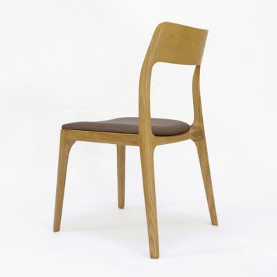 Скандинавская современная столовая Массивная деревянная рама Кожаная столовая Складируемый стул Вечный и классический дизайн