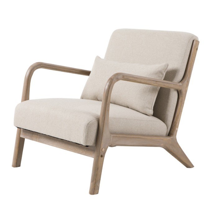 Современный диван в североевропейской гостиной с мягкой подлокотником и деревянной конструкцией