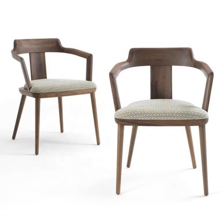 Стол для обеда в столовой в массивном дереве с подушкой и современным дизайном